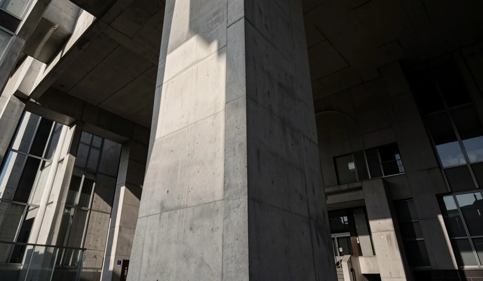 建築的な柱が並ぶ静謐な空間